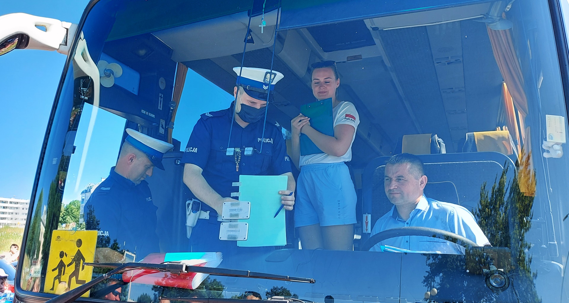 Policjanci kontrolują autokary przewożące dzieci