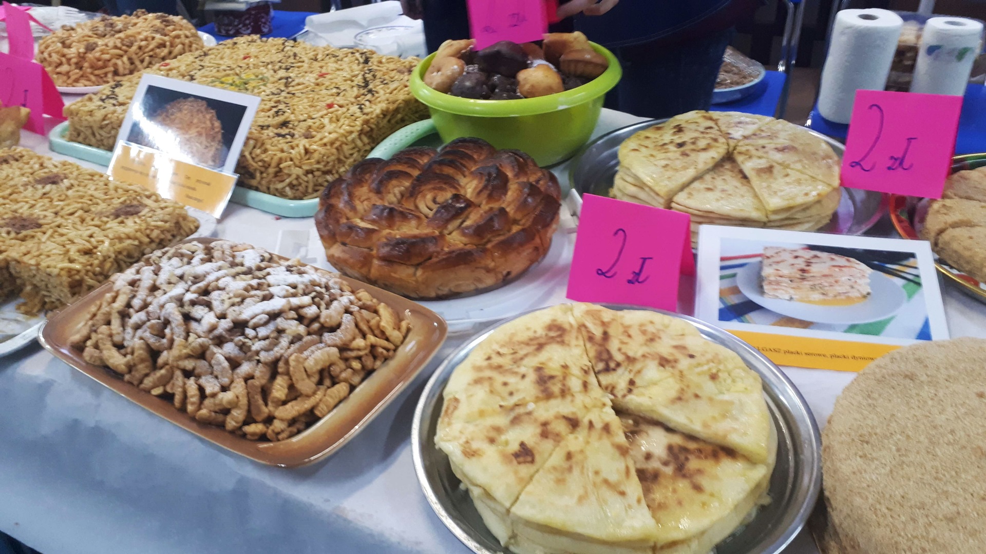 Można było kupić różne potrawy i ciasta – w Białymstoku zbierano pieniądze na rzecz 4-letniej Samiry