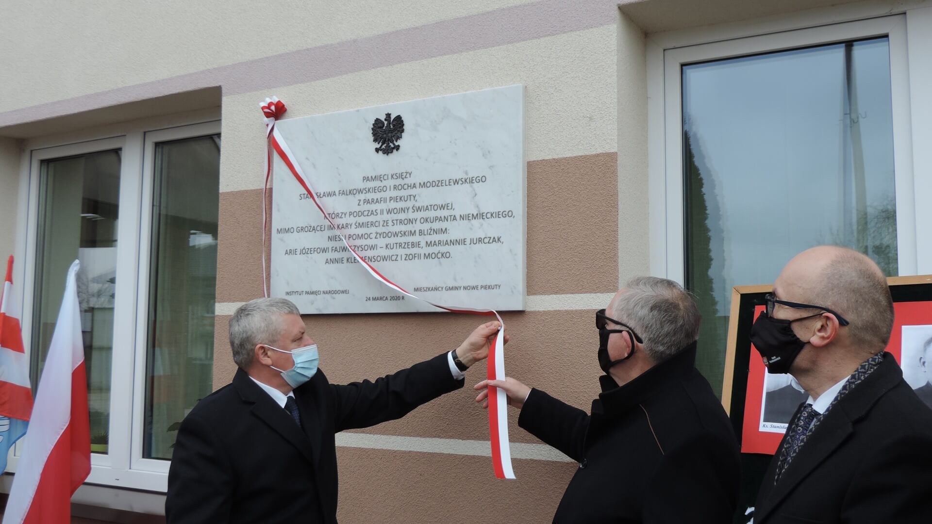 W Nowych Piekutach odsłonięto tablicę poświęconą księżom, którzy ratowali Żydów podczas II wojny światowej