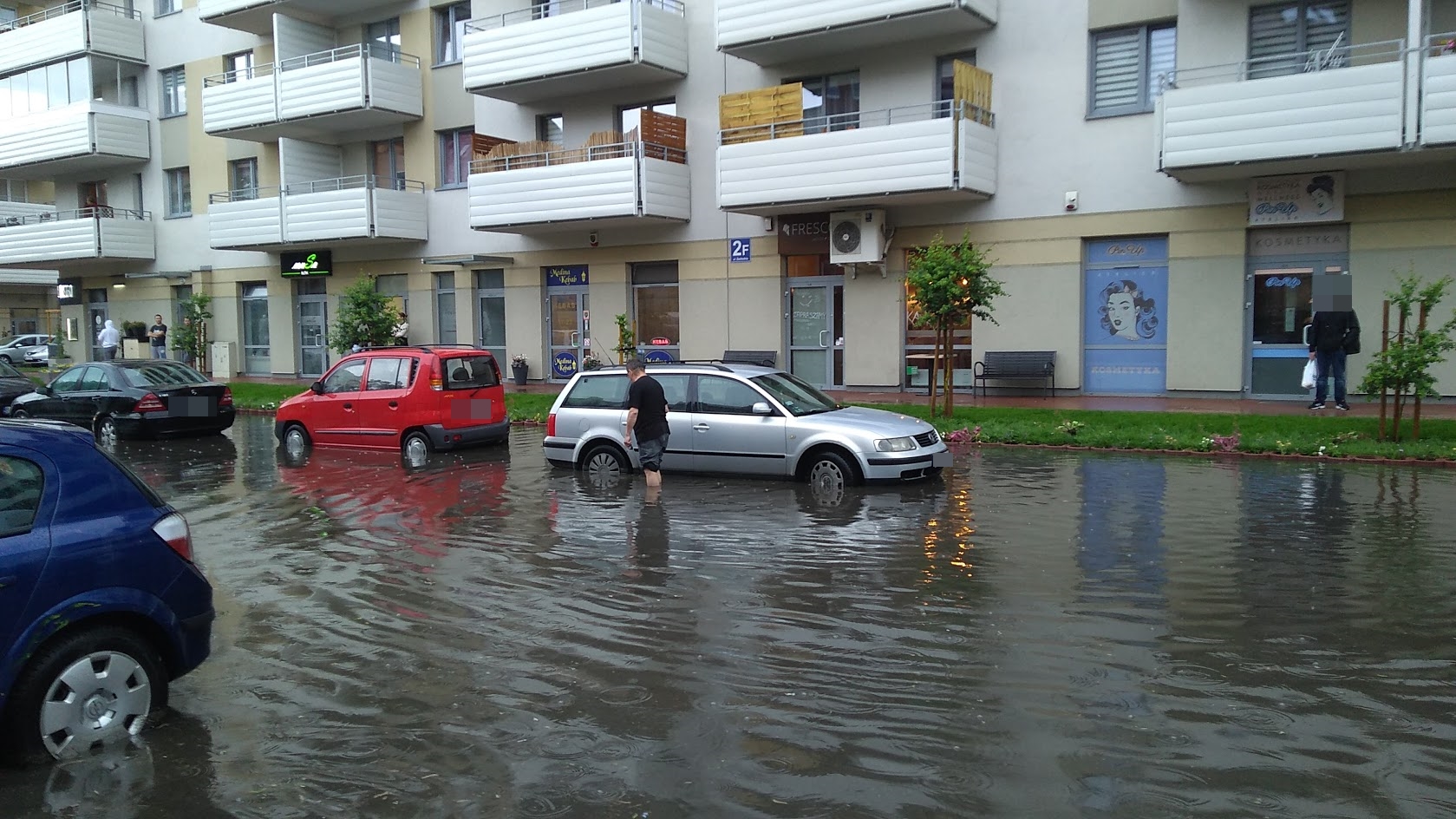 Zalane samochody i drogi - w Podlaskiem burze z ulewnym deszczem [zdjęcia, wideo]