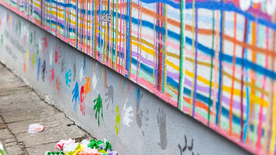 Policja wyjaśnia, kto zniszczył wielokulturowy mural w Białymstoku