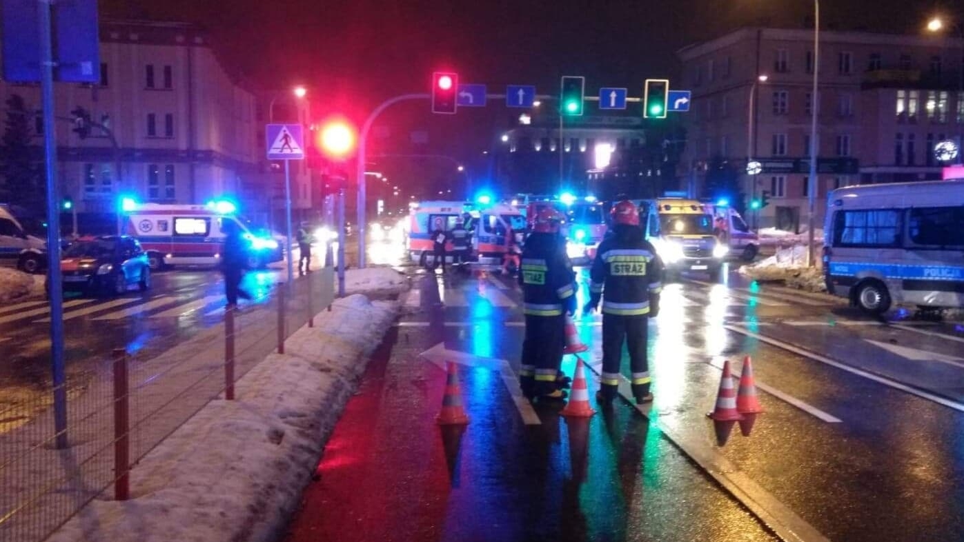 Samochód uderzył w radiowóz na sygnale - policjant trafił do szpitala