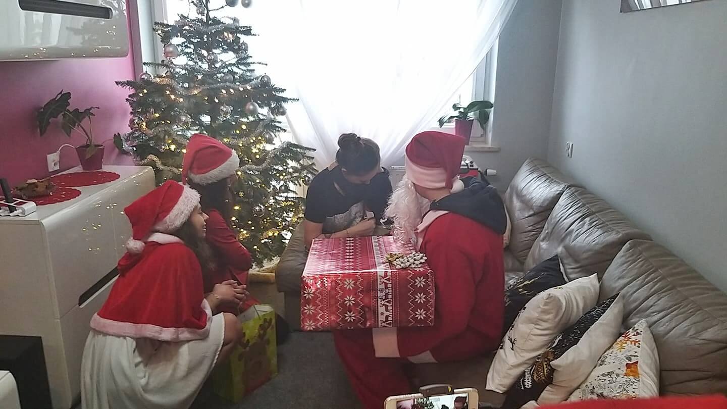 Wolontariusze z Fundacji "Pomóż Im" rozwożą prezenty dla podopiecznych hospicjum