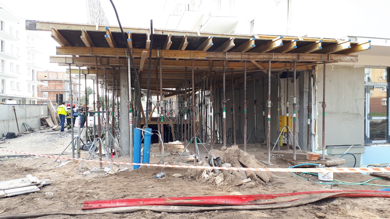 Wypadek przy ul. Sybiraków - zawalił się strop budynku