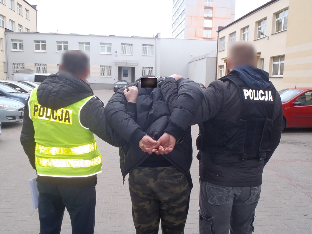 Białostoccy policjanci zatrzymali mężczyzn, którzy włamali się do bankomatu