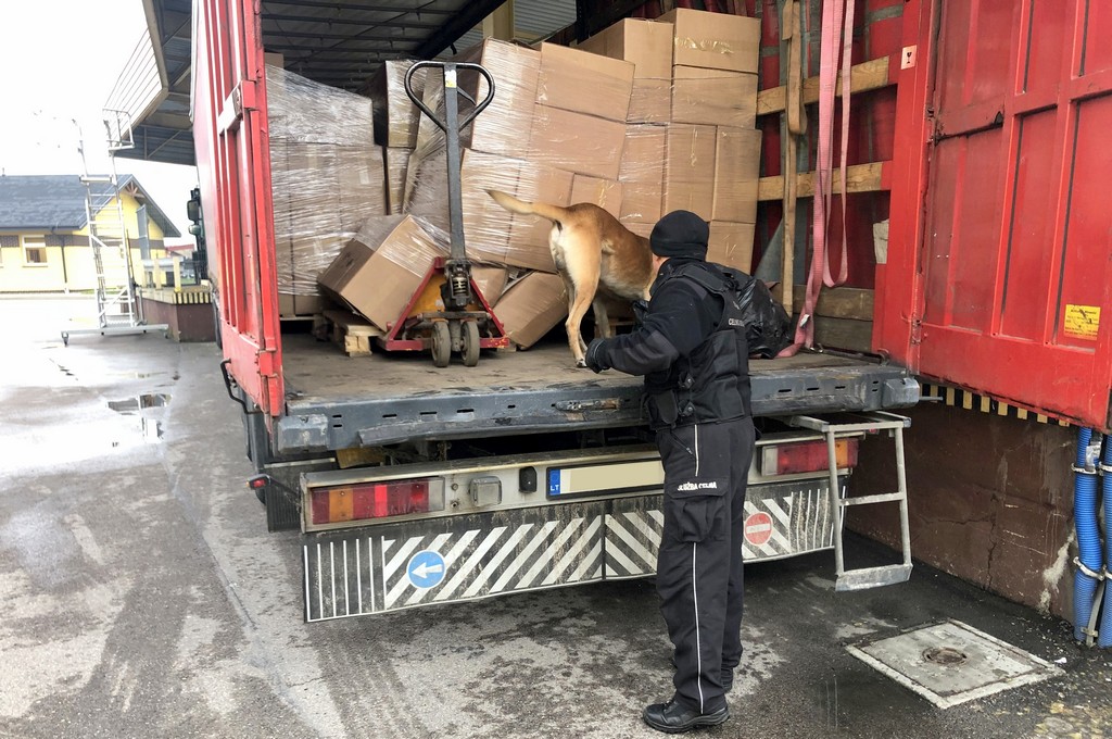 W kartonowych pudłach, zamiast deklarowanych lodówek - nielegalne papierosy