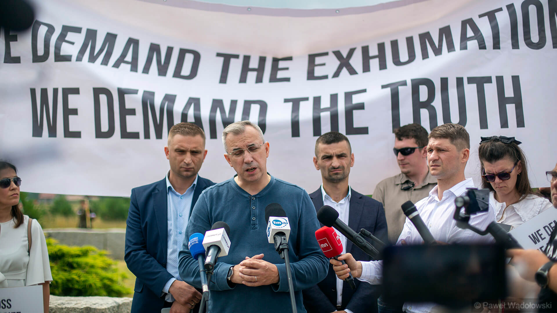 Kilkadziesiąt osób przybyło do Jedwabnego i domaga się wznowienia śledztwa w sprawie zbrodni sprzed 80 lat [zdjęcia]