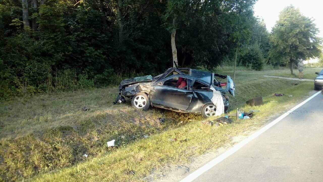 Wypadek pod Drohiczynem - dachował osobowy Seat Ibiza