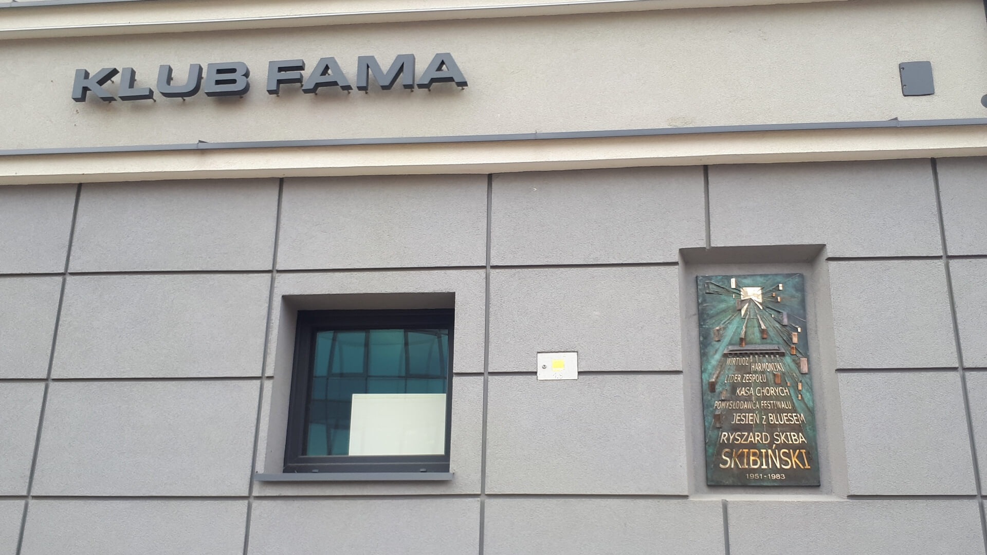 Tablica poświęcona "Skibie" Skibińskiemu na ścianie Białostockiego Ośrodka Kultury