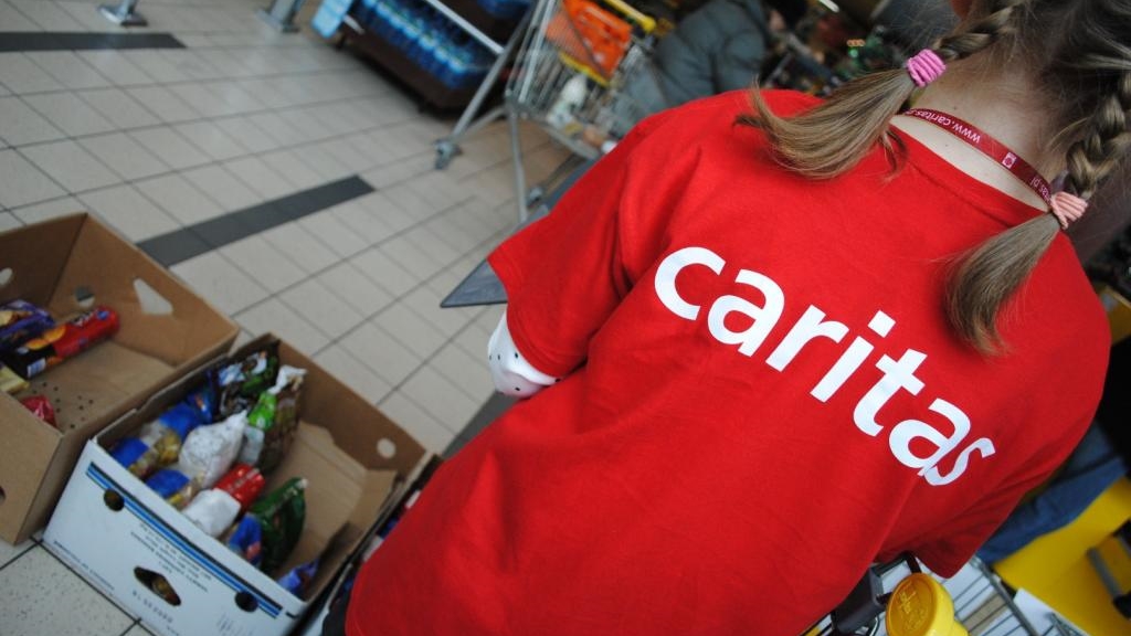 Białostocki Caritas wydaje paczki żywnościowe potrzebującym