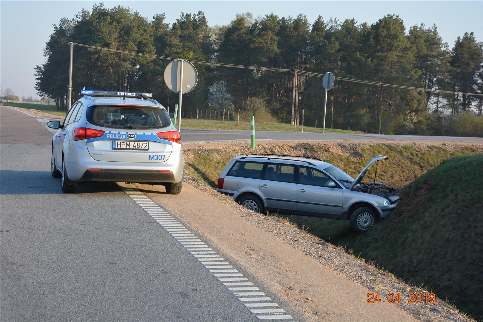 Pijany 17-latek bez prawa jazdy wjechał do rowu