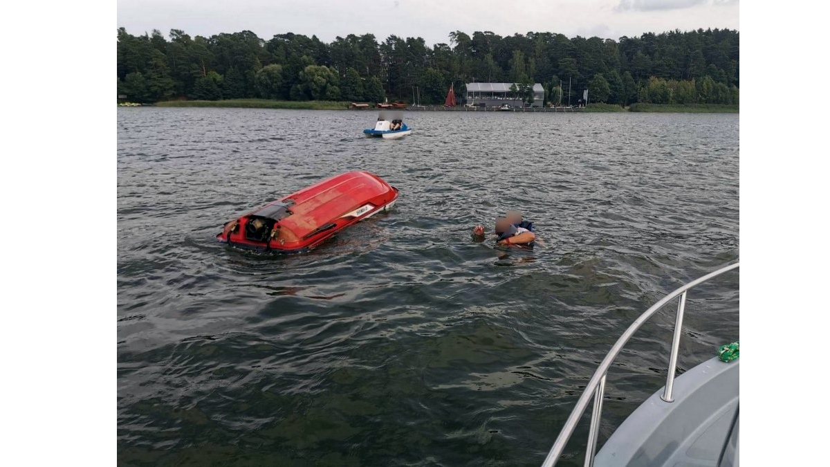 Policjanci z augustowskiego patrolu wodnego pomogli turystom na jeziorze Necko