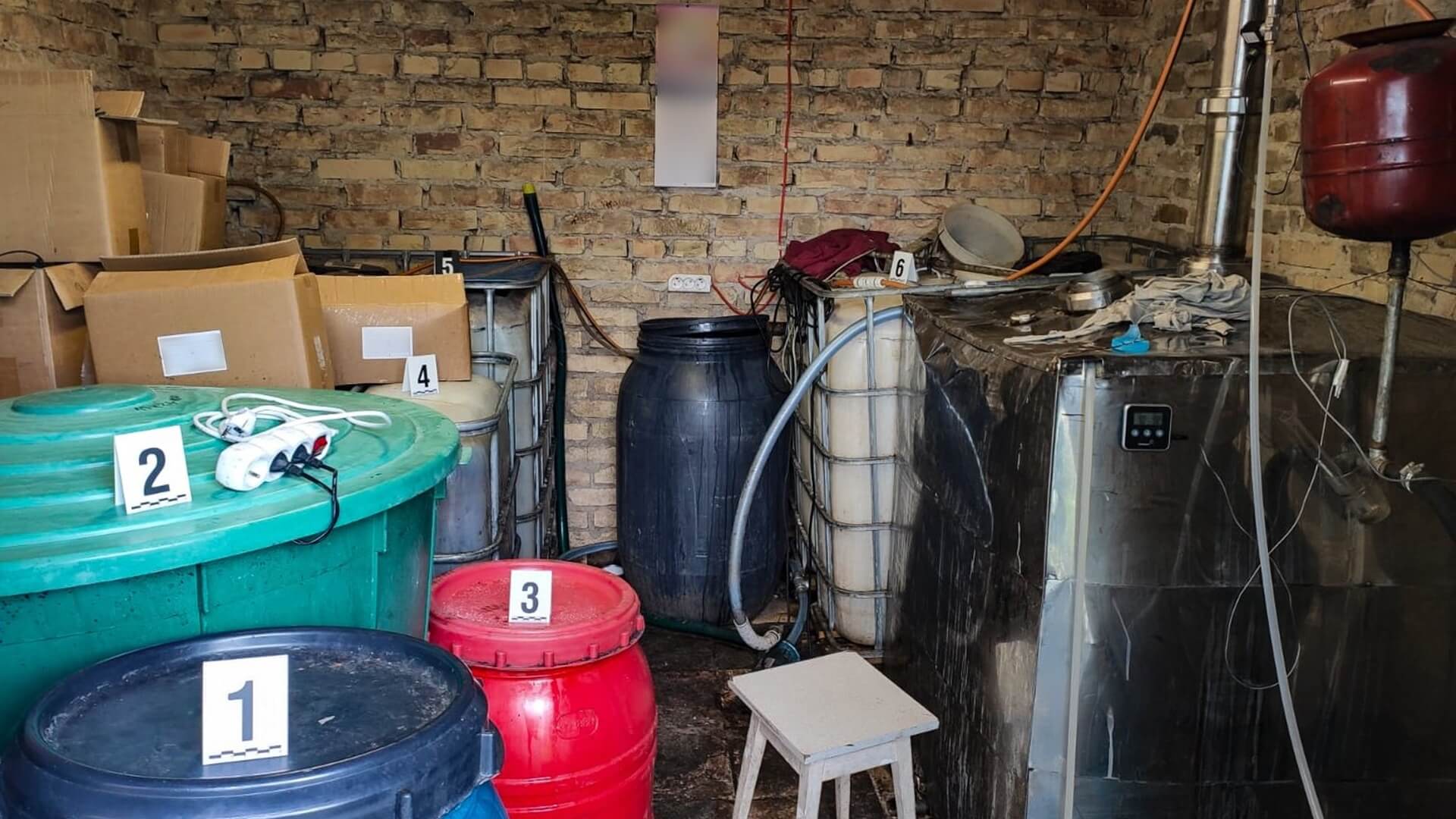 Policjanci zlikwidowali bimbrownię w gminie Juchnowiec Kościelny - zabezpieczono m.in. 750 litrów alkoholu