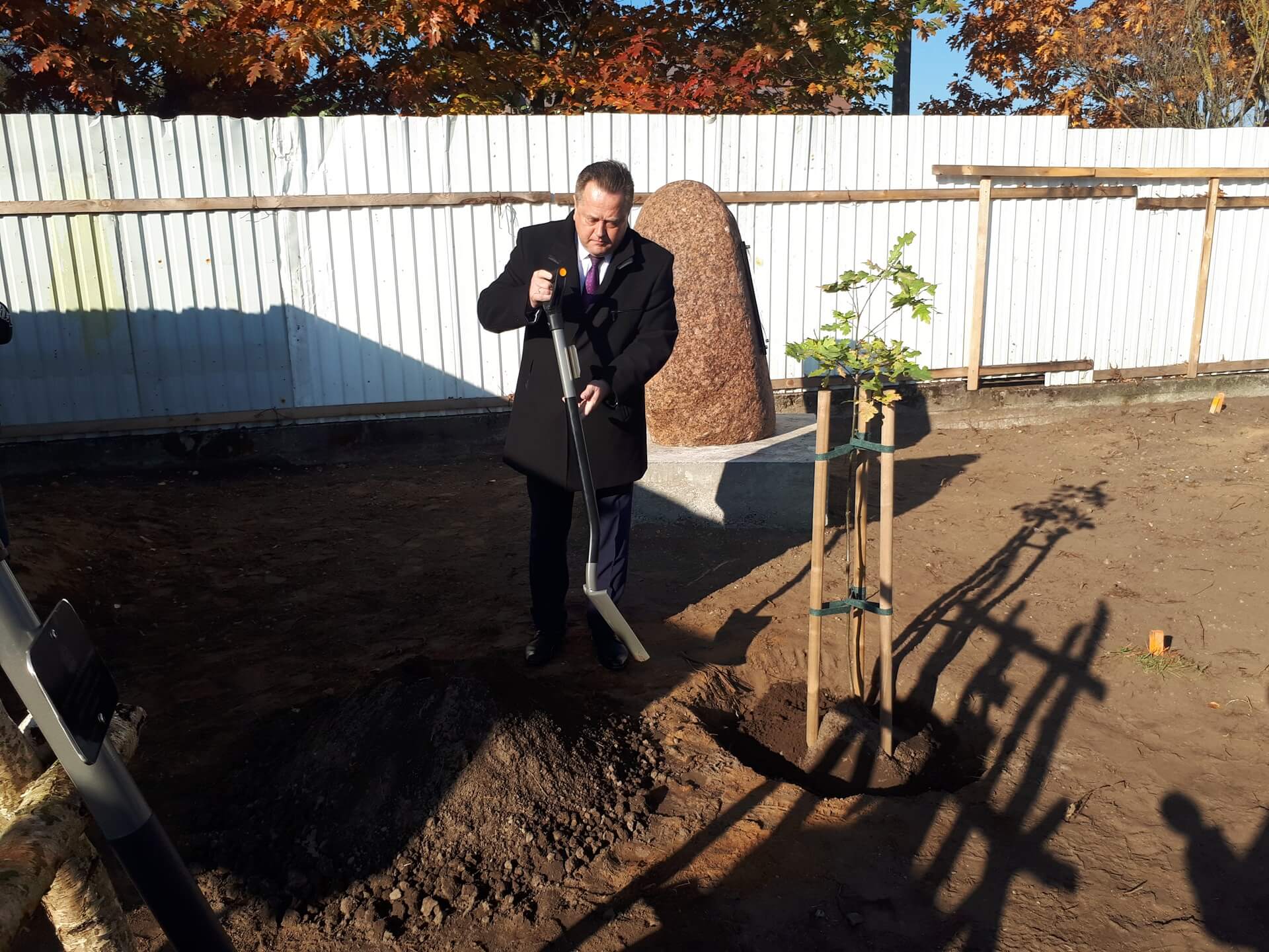 Posadzony w Suwałkach dąb upamiętnia m.in. 40-lecie pontyfikatu Jana Pawła II