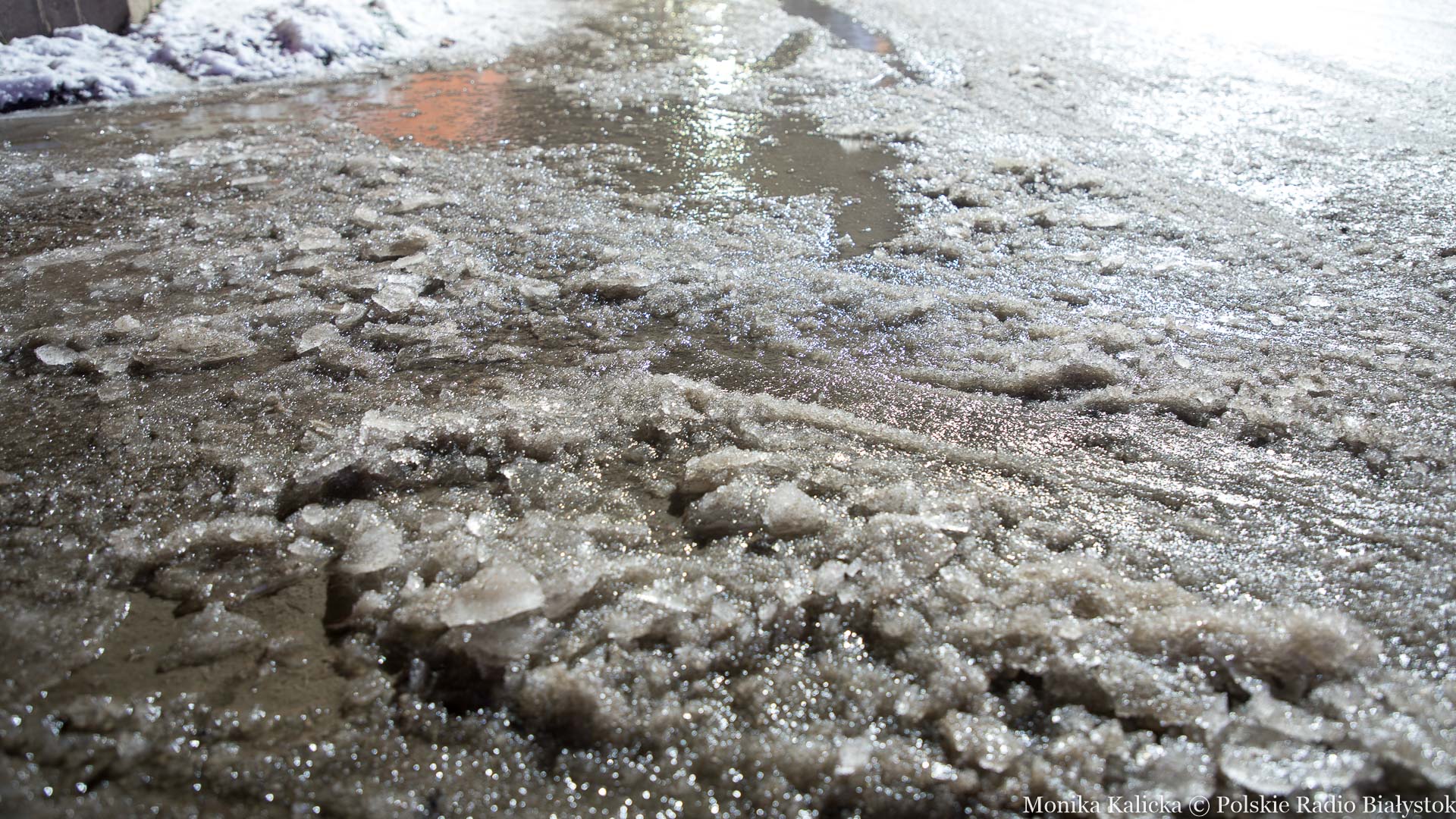 GDDKiA ostrzega: ślisko na drogach - jazdę utrudnia błoto, śnieg i deszcz