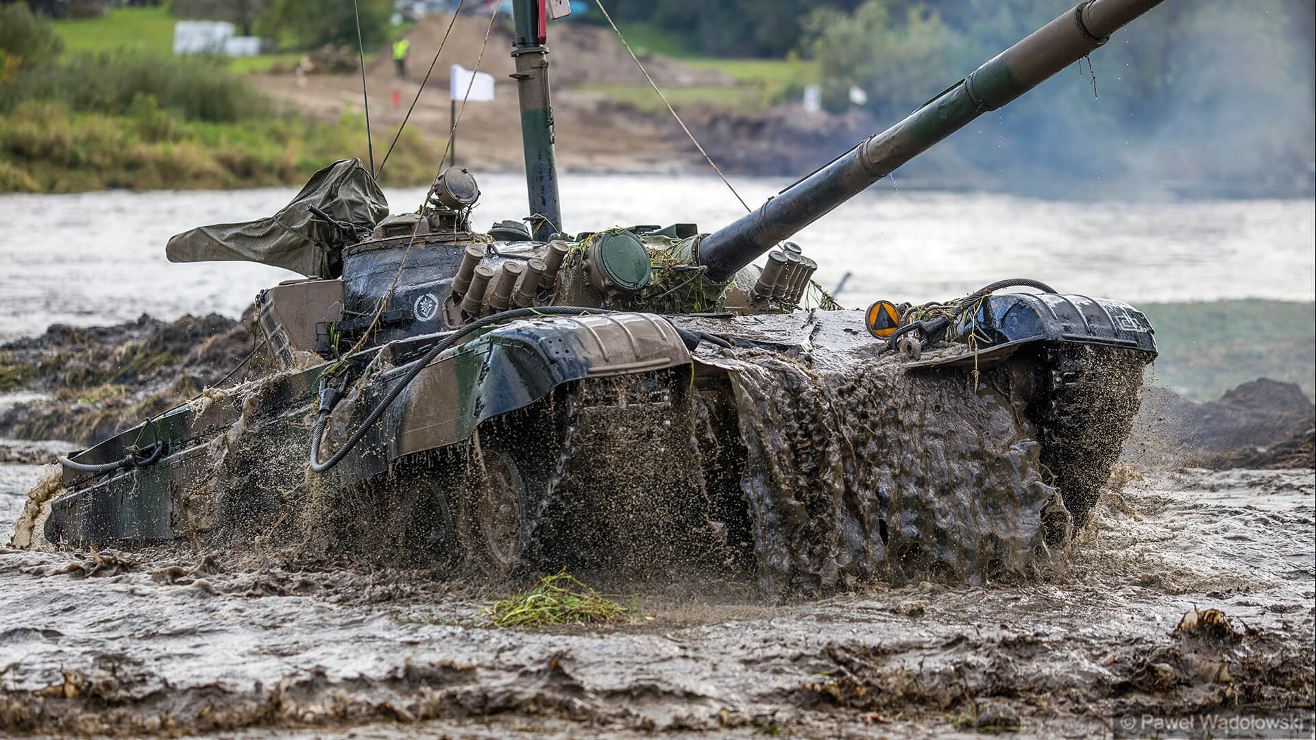 Czołgi, bojowe wozy piechoty i wozy opancerzone forsują Narew koło Nowogrodu [zdjęcia, wideo]