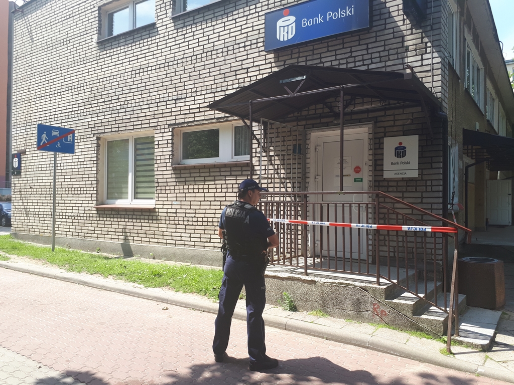 Policja szuka sprawcy i świadków napadu na placówkę bankową przy Zwierzynieckiej w Białymstoku [wideo]