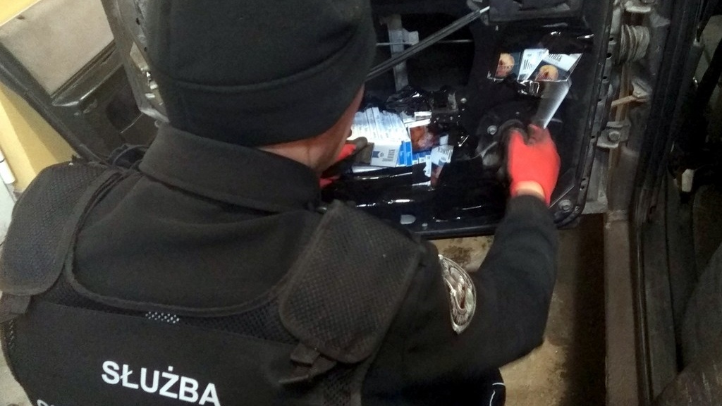 26-letni Białorusin próbował przemycić prawie 2,5 tys. paczek papierosów w Bobrownikach
