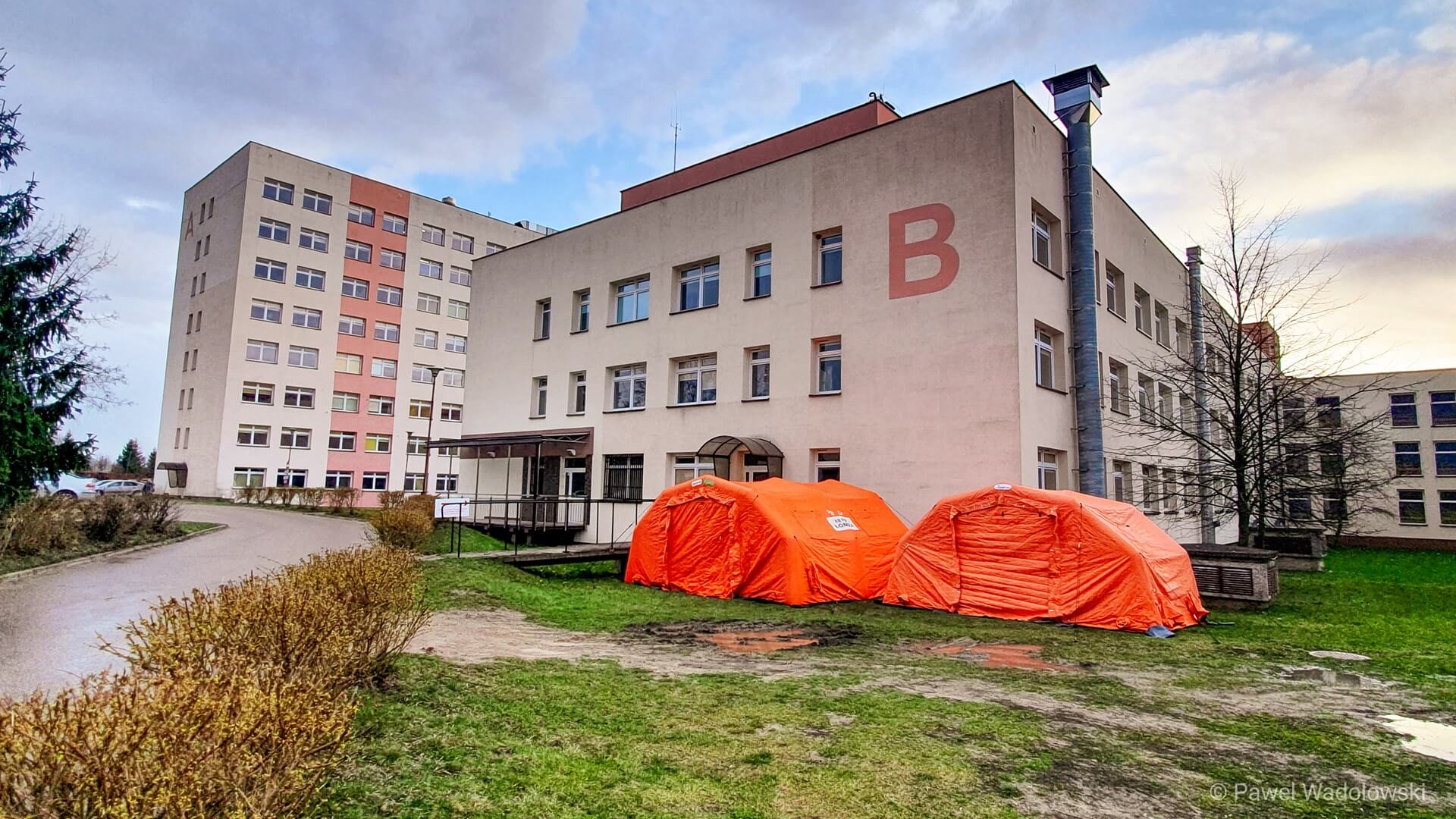 Przed wejściem na łomżyński oddział zakaźny powstała tymczasowa izba przyjęć
