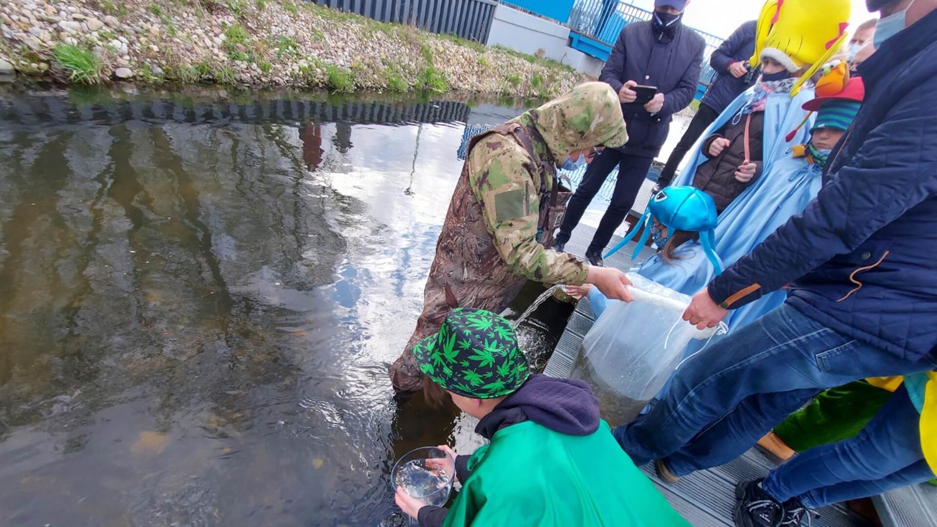 Młode pstrągi trafiły do Czarnej Hańczy
