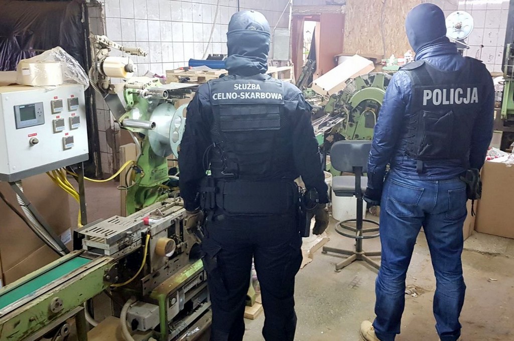 Białostoccy funkcjonariusze pomogli zlikwidować fabrykę nielegalnych papierosów pod Warszawą