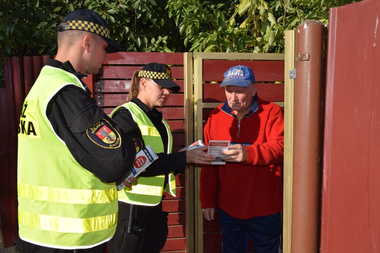 Strażnicy miejscy informują białostoczan o konsekwencjach palenia śmieciami