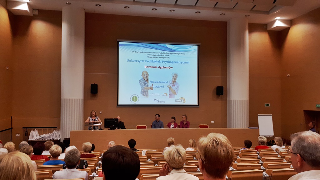 Kolejni seniorzy ukończyli zajęcia edukacyjne na UMB