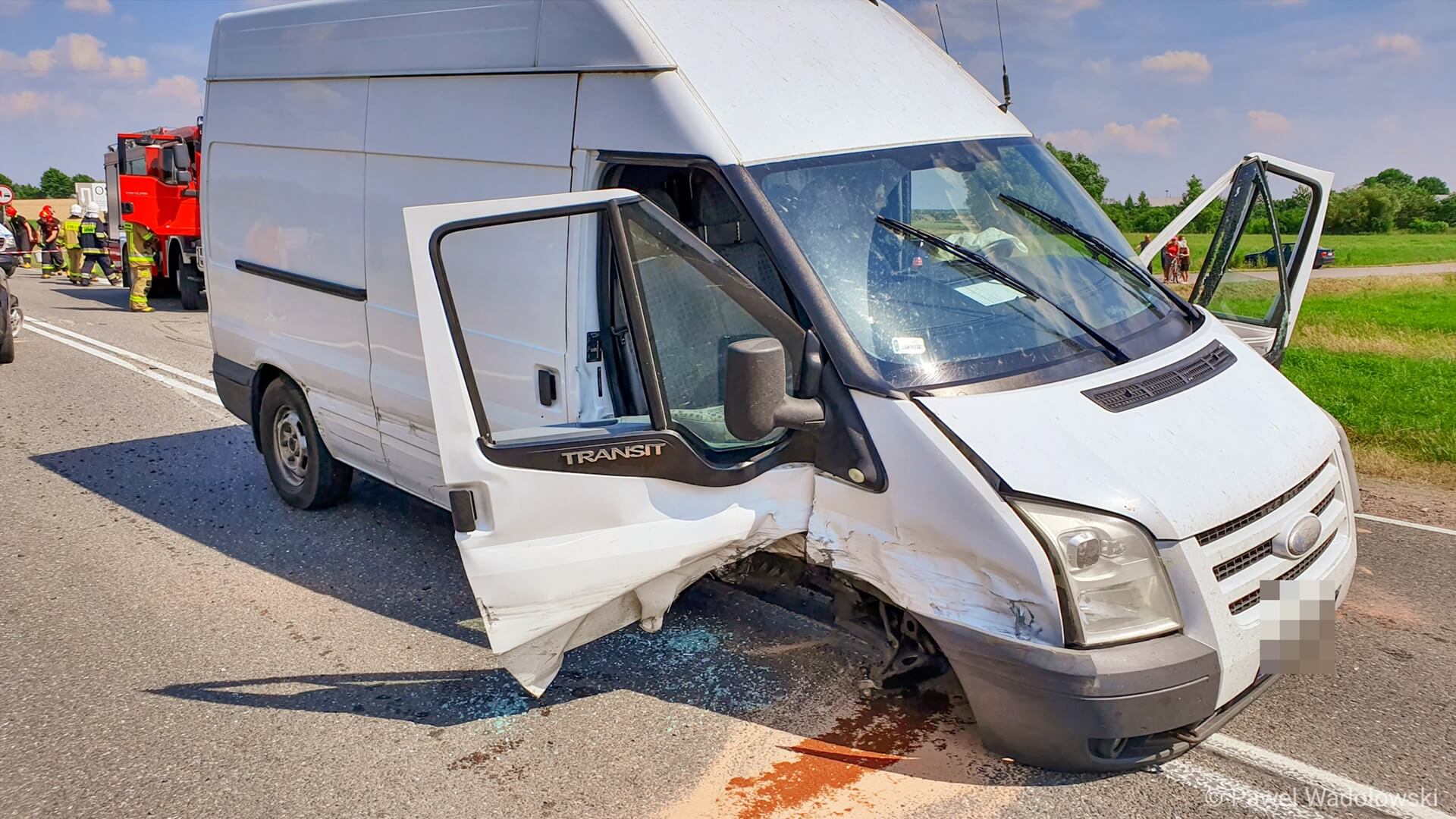 Wypadek na trasie Łomża - Ostrołęka - zderzyły się dwa auta i bus