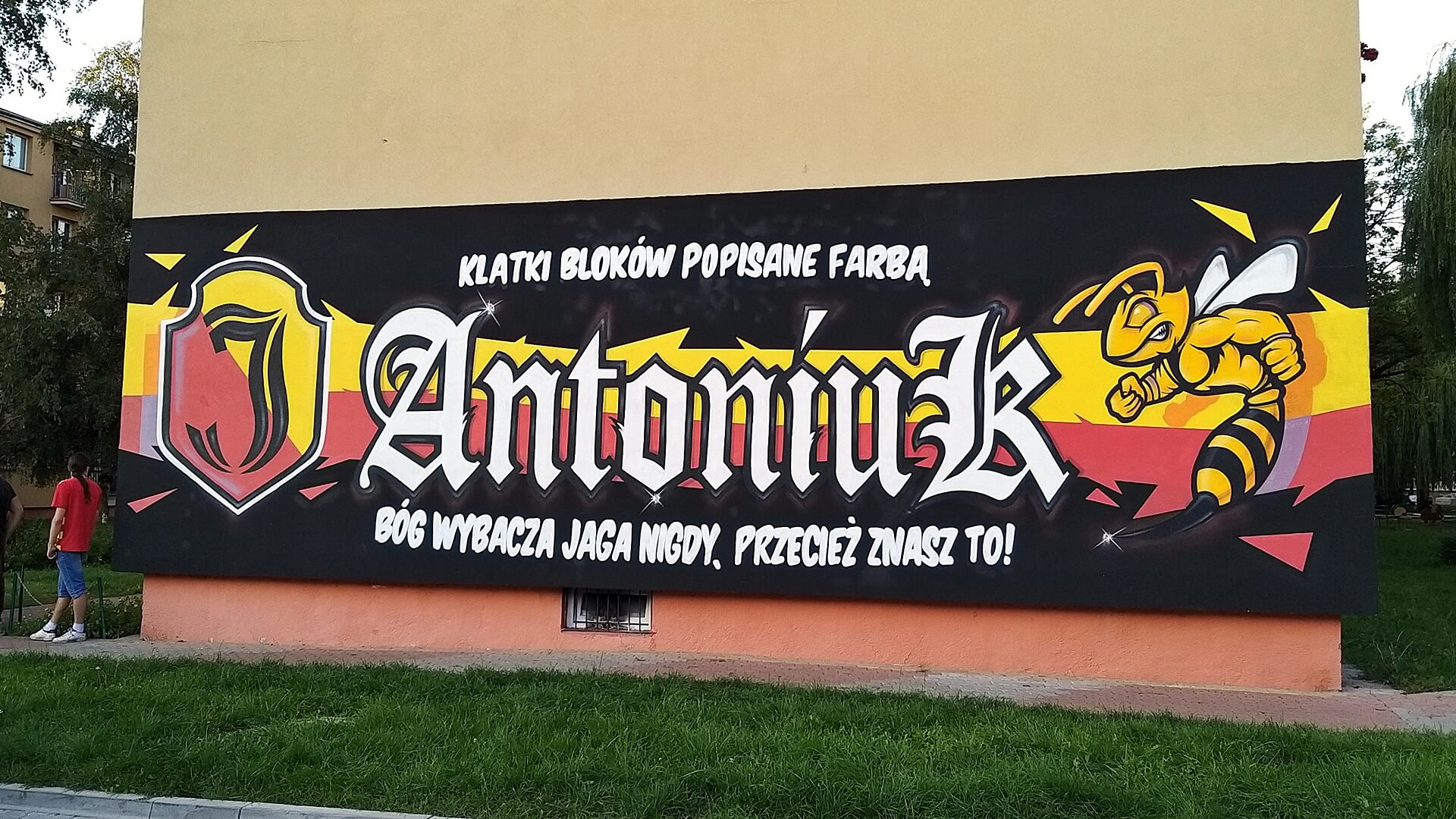 Kibice Jagiellonii Białystok bronią muralu na osiedlu Antoniuk