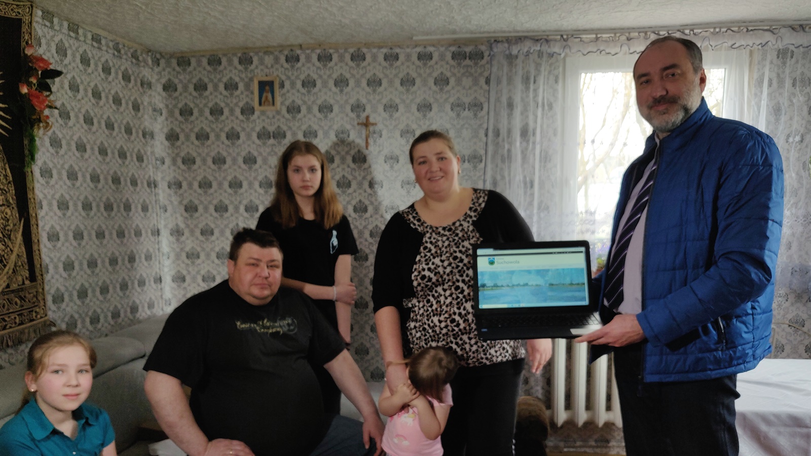 Pierwsze komputery z rządowego projektu do zdalnej nauki w gminie Suchowola już wręczone