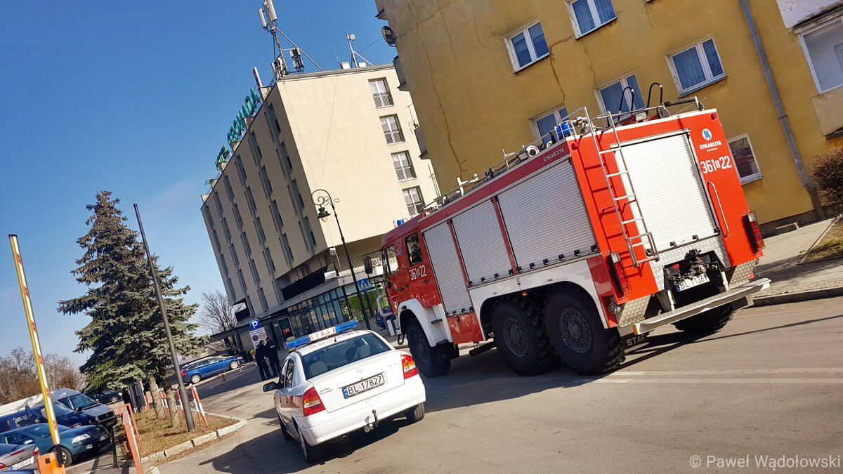 Alarm bombowy w łomżyńskim hotelu – ewakuacja gości i pracowników