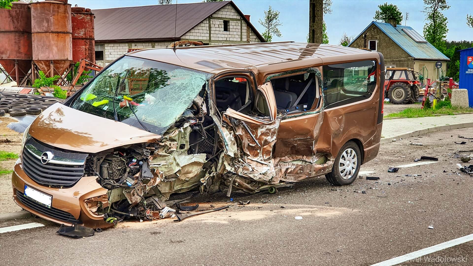 Wypadek na odcinku Łomża - Grajewo - bus przewożący dzieci zderzył się z autem