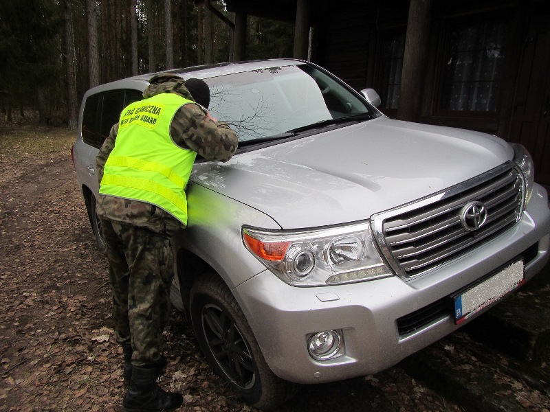 Funkcjonariusze Straży Granicznej odzyskali samochód o szacunkowej wartości 300 tys. zł