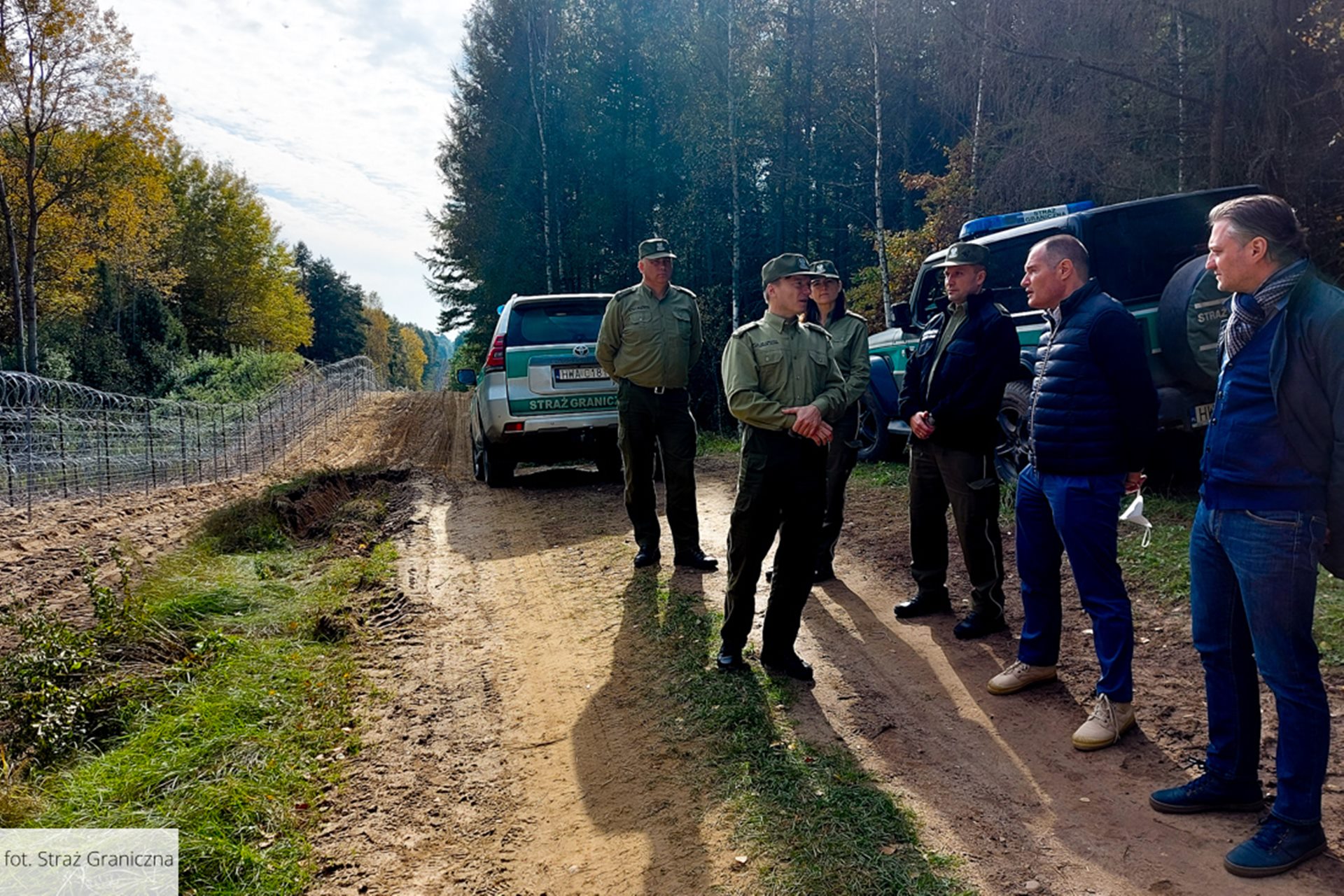 Wiceminister Bartosz Grodecki oraz szef Agencji Frontex z wizytą na granicy polsko-białoruskiej
