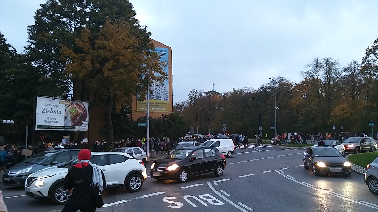 Około 1000 osób protestowało, blokując ruch na rondzie Lussy w Białymstoku [zdjęcia]