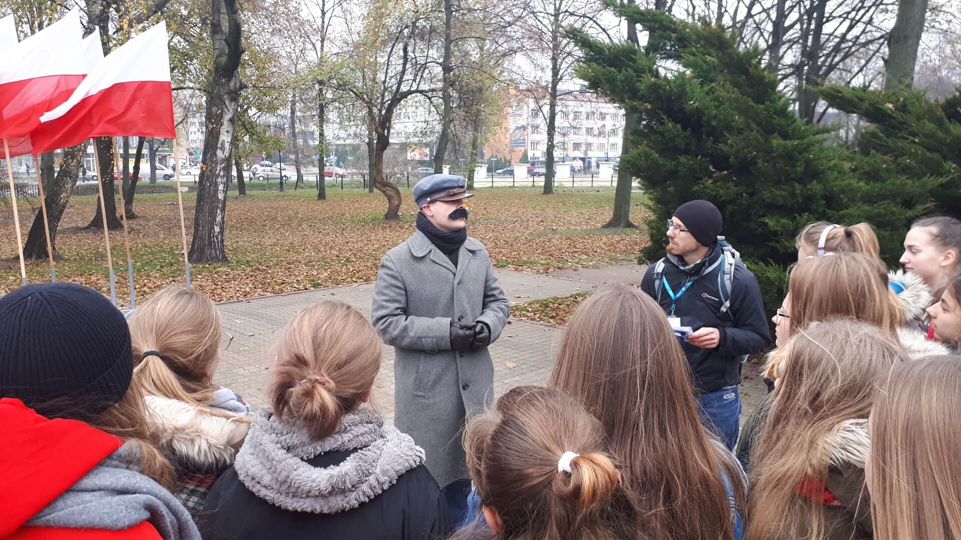 Białostocka młodzież podczas spacerów poznaje historię swojego miasta