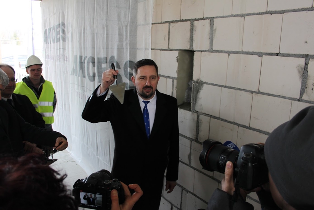 W Grabówce powstaje przedszkole - w ścianie budynku umieszczono "kapsułę czasu"