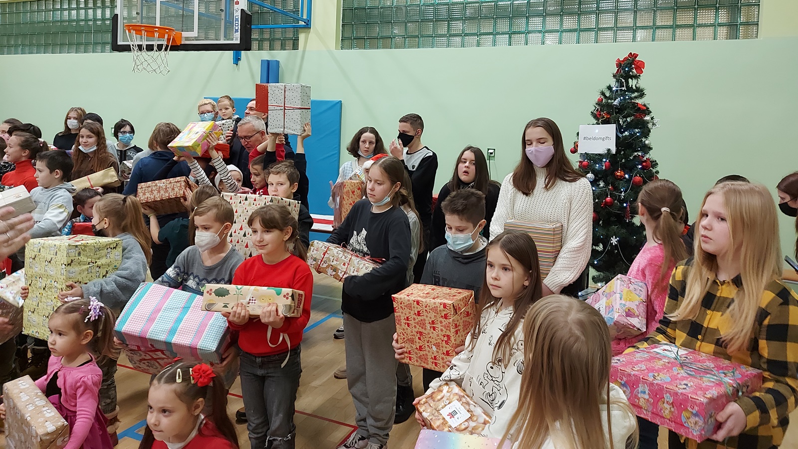 Białystok: Dzieci białoruskich uchodźców dostały świąteczne paczki