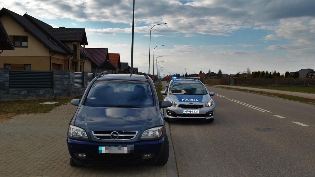 Kolno: podczas kontroli drogowej mężczyzna zaatakował policjantów nożem