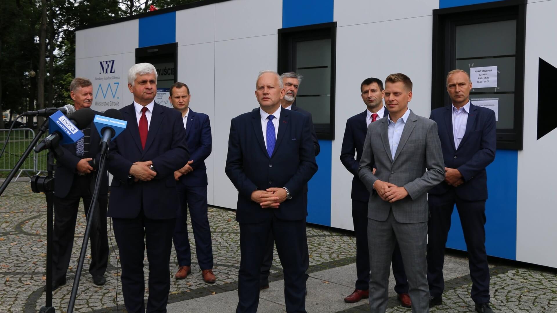 Wojewoda podlaski zachęcał w Augustowie mieszkańców do szczepień przeciwko COVID-19