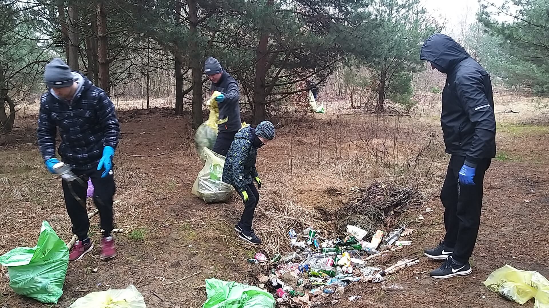 Mieszkańcy Grabówki wspólnie posprzątali swój las