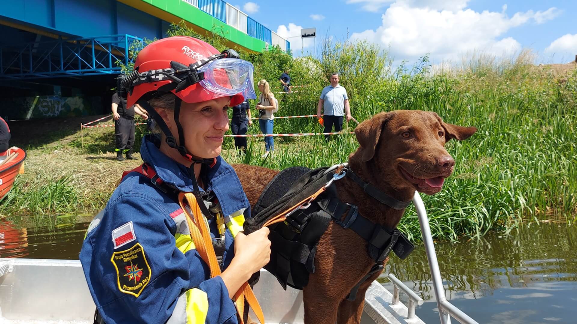W Uhowie mundurowi ze swoimi psami pokonywali przeszkody na lądzie, w wodzie i powietrzu [zdjęcia, wideo]