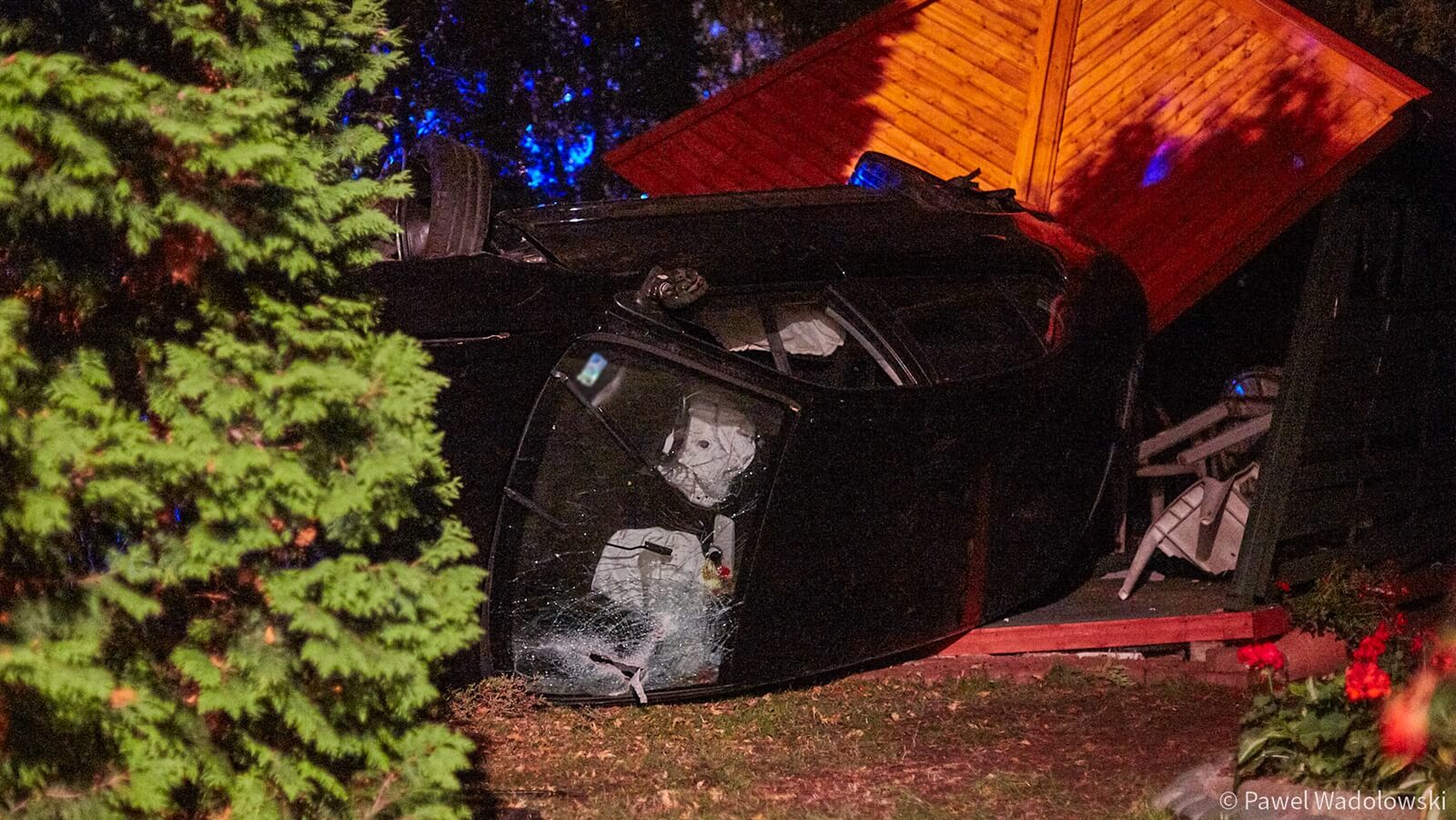 Pijany kierowca wjechał na posesję i uszkodził skrzynkę gazową