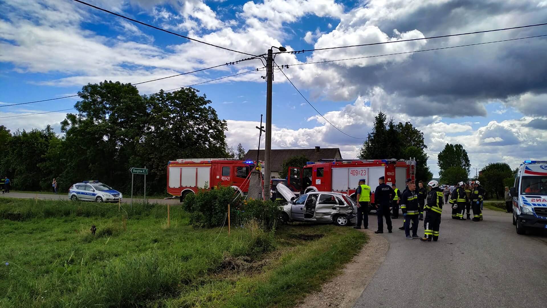 Poważny wypadek koło Rajgrodu z udziałem 8 osób, w tym 6 dzieci