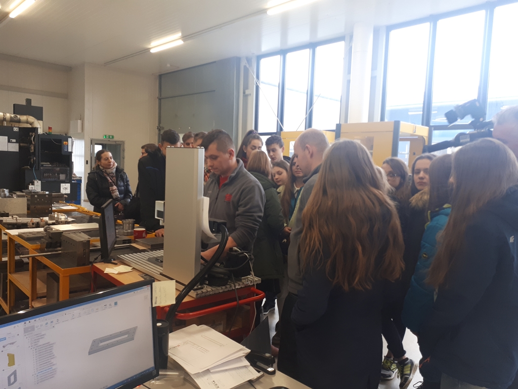 Uczniowie z Jeleniewa odwiedzili zakład produkcyjny w SSSE