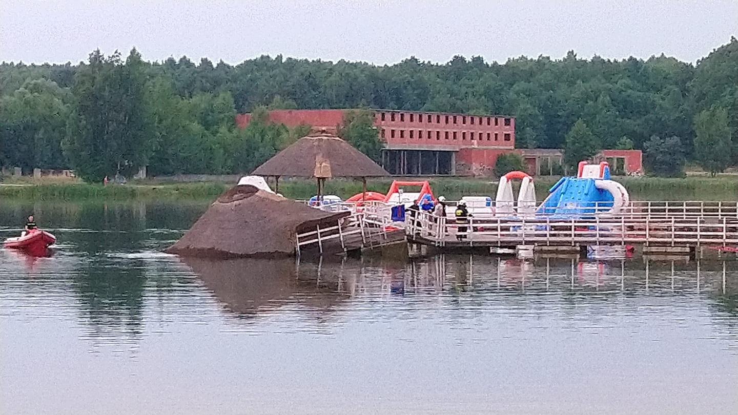 Zapadła się część molo na zalewie w Siemiatyczach - 4 nastolatków trafiło do szpitala