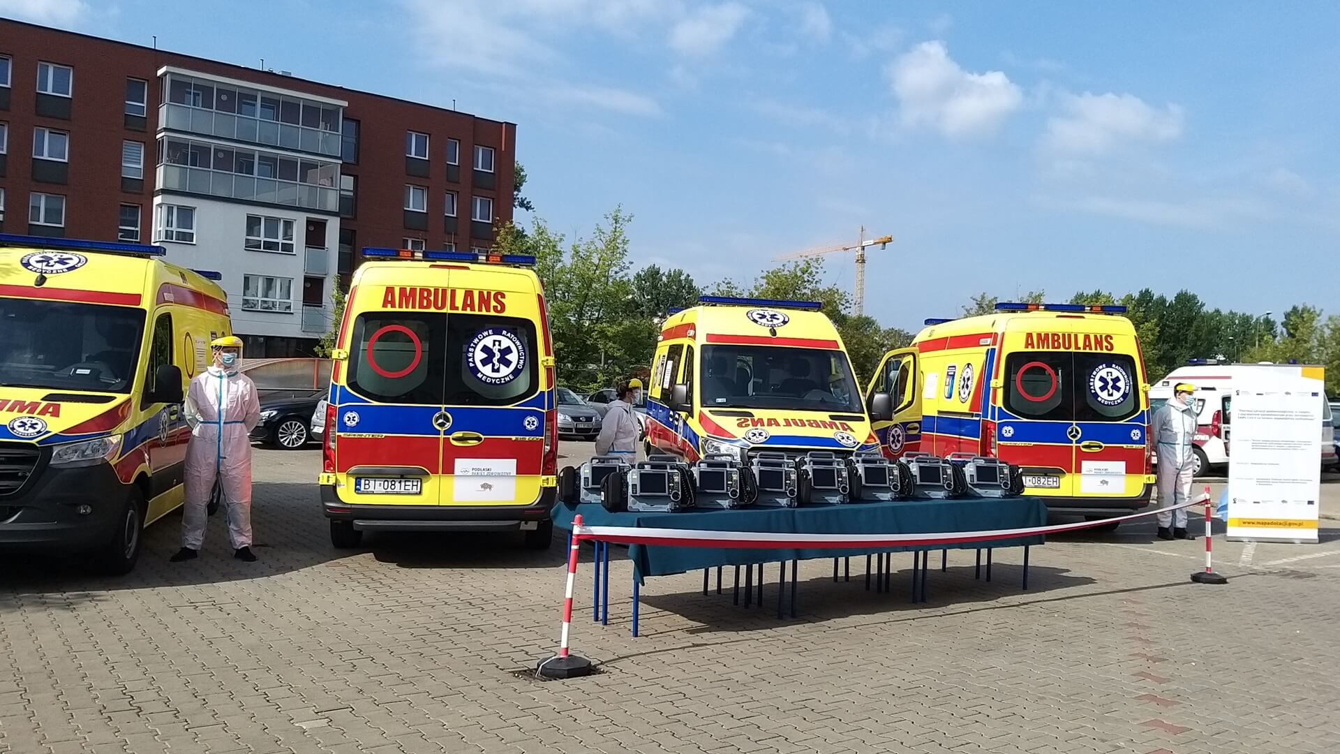 Za pieniądze na walkę z koronawirusem stacja pogotowia kupiła m.in. ambulanse