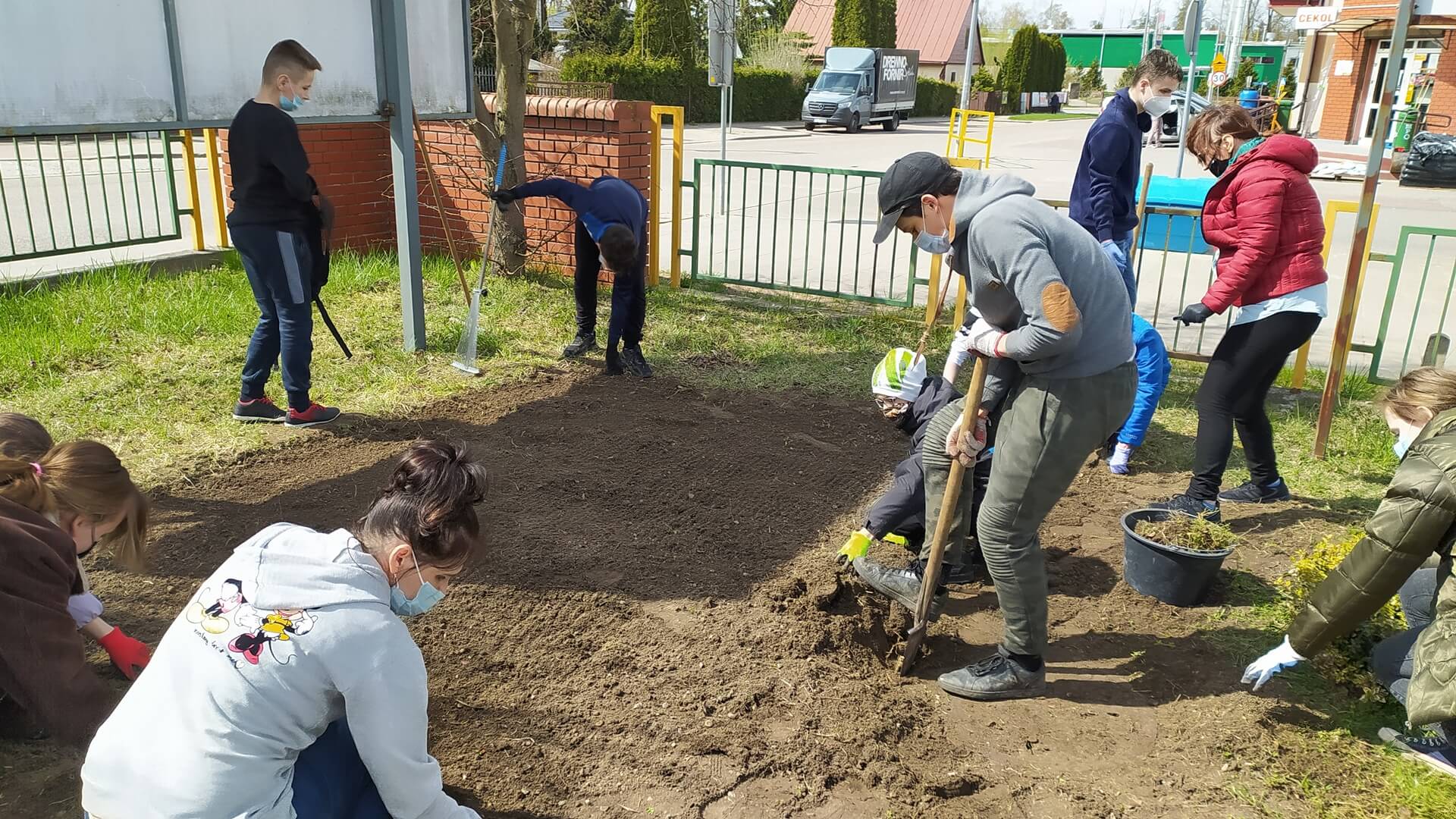 Druga edycja Miejskiej Adopcji Ogrodniczej i pierwsza "szkolna" łąka kwietna w Choroszczy