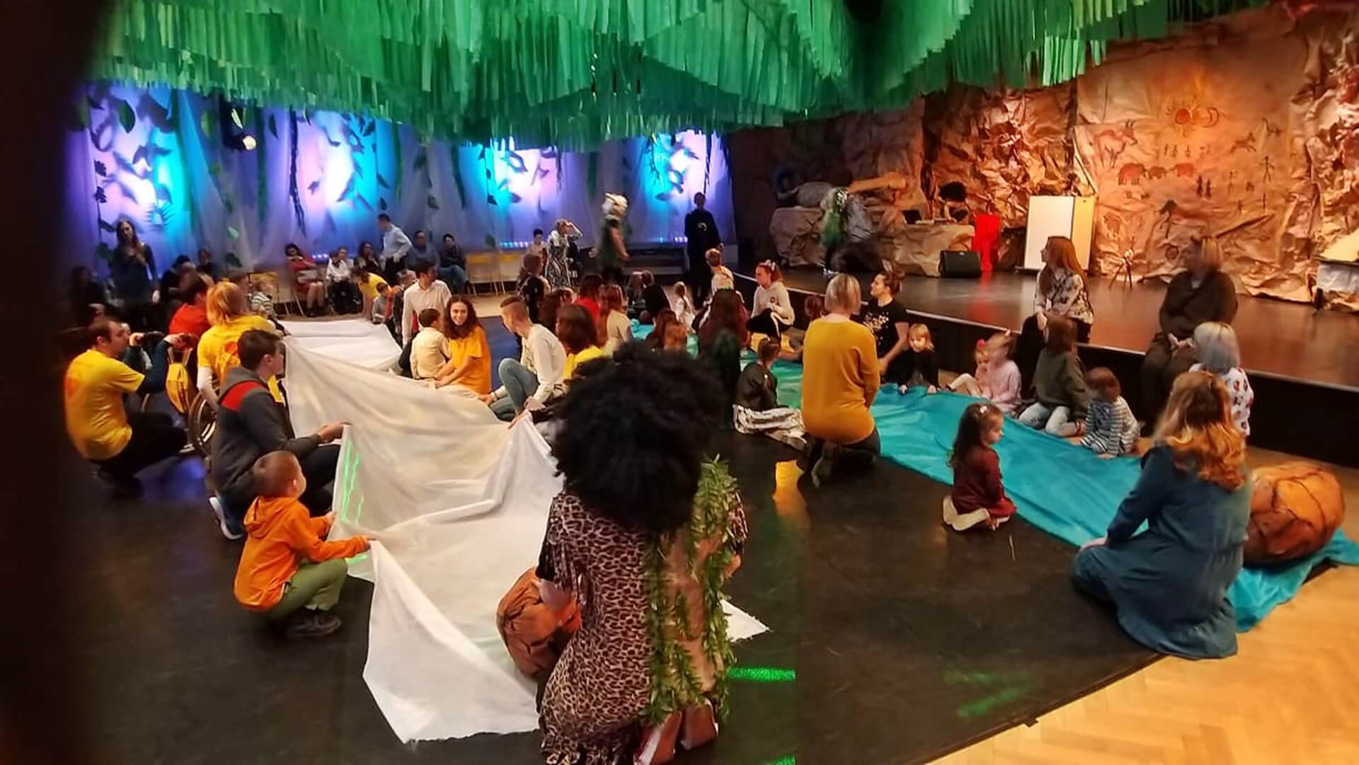 Choinkowa zabawa podopiecznych Fundacji "Pomóż Im" i ich rodzin