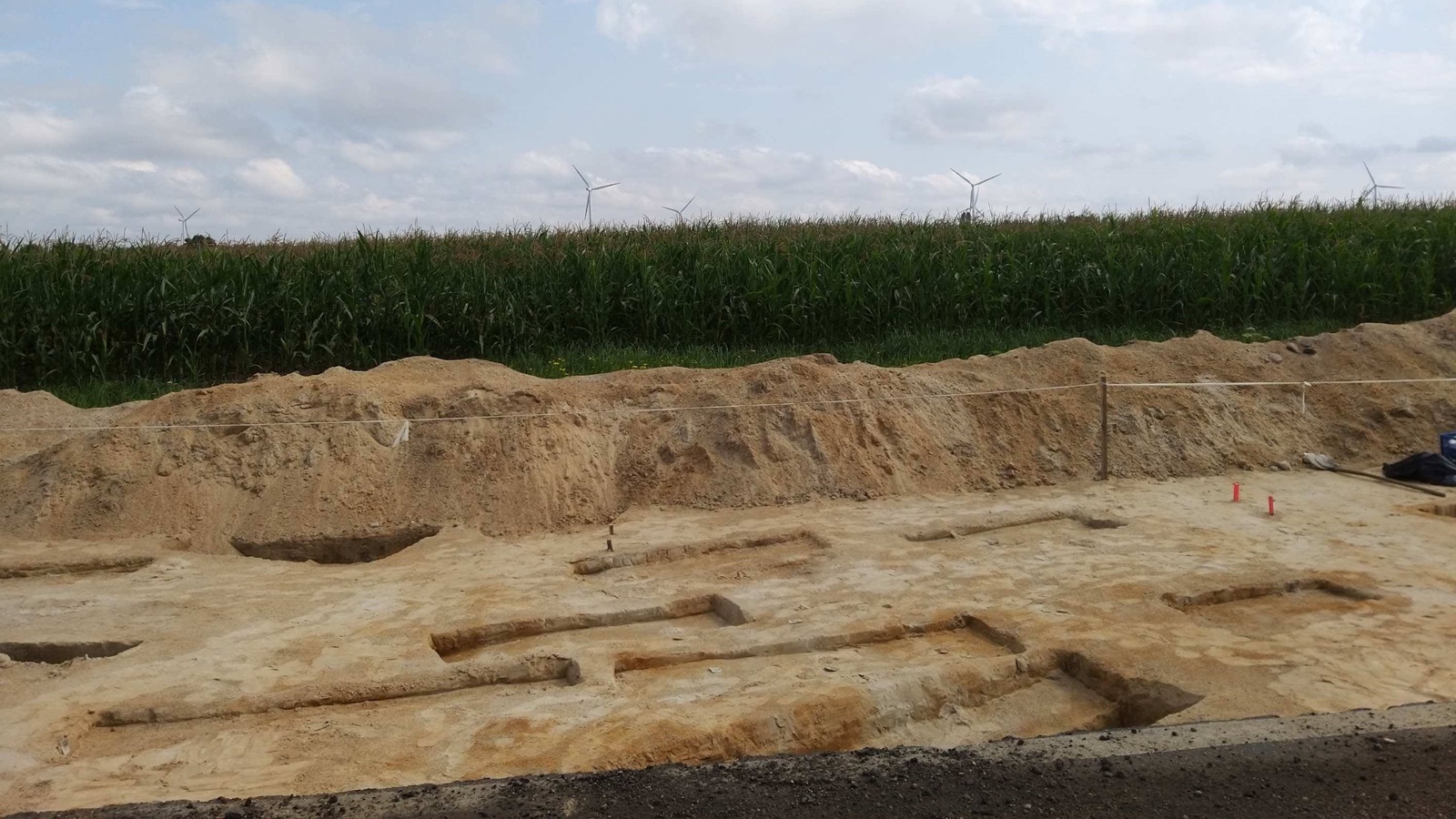 Ponad 100 grobów znaleźli robotnicy podczas przebudowy drogi Bielsk Podlaski - Kleszczele